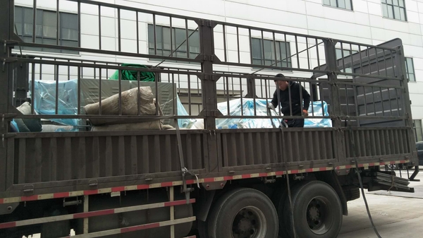 發往黑龍江的自動抽芯包紙繃帶打卷機、紗布分切機、紗布折疊機